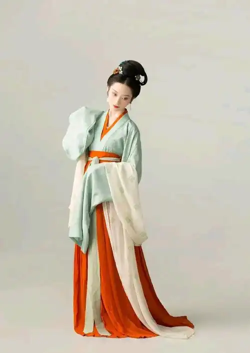 宋朝服饰不管是颜色搭配还是布料选择在现代都是无可替代的