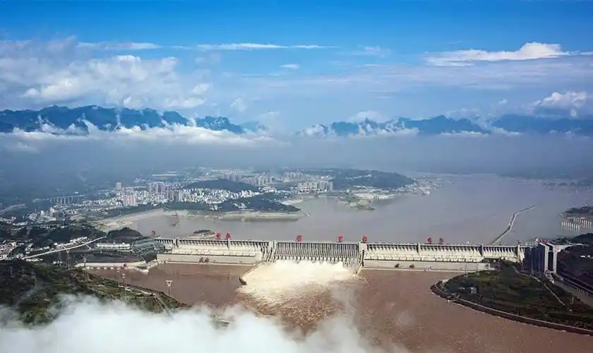 原创三峡大坝在汛期还要泄洪这正好说明了我国水利建设的强度不够