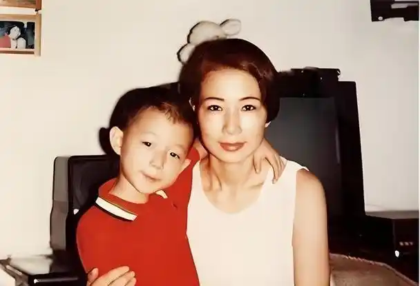 1990年,仲小萍给火风生了个大胖小子,就是霍尊.