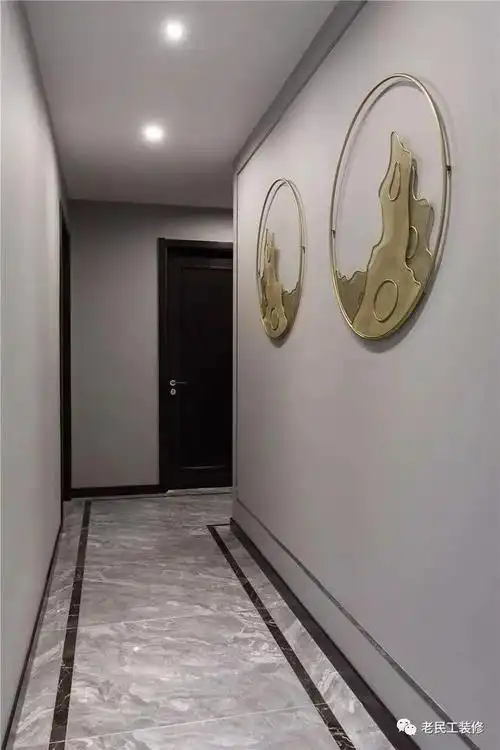 走廊铺地砖加圈波打线小空间也有层次感