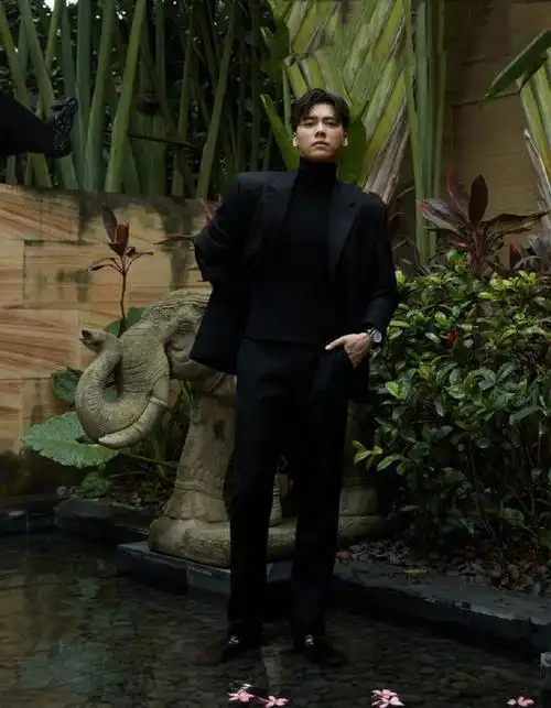 李易峰登八月刊封面黑色西装演绎绅士格调深情眼镜杀令人心动