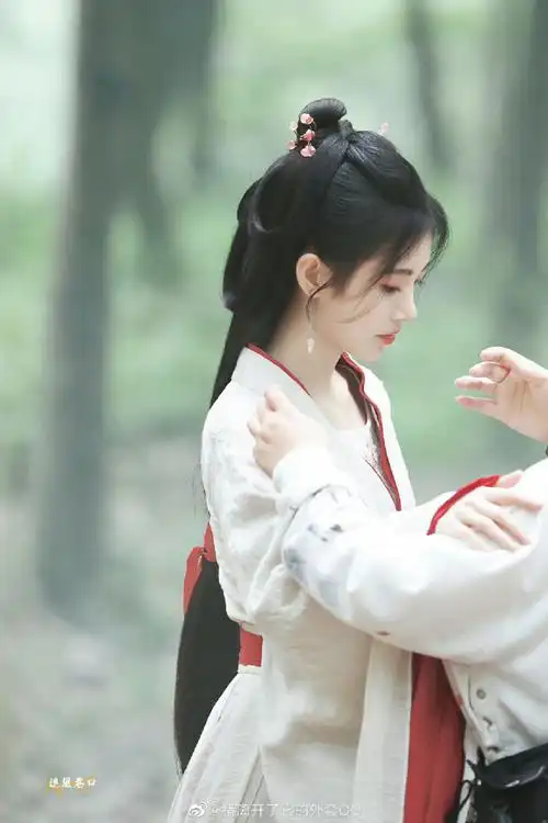 鞠婧祎花间令白衣清冷感路透#小鞠《花间令》白衣广袖古装造型真的太