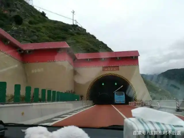 路标牌显示,前方 沙湾 隧道,请减速慢行,打开汽车大灯,您己进入隧道群