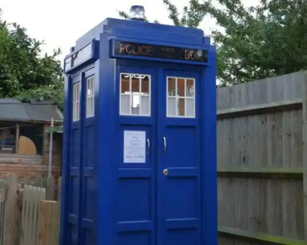 45岁的大卫是为了让儿子开心,依照电影《神秘博士》,建造了一个电影中