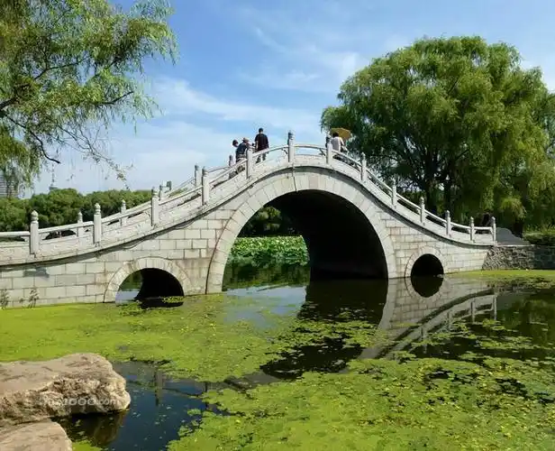春城妙景聚游客, 水光涟滟映客亭.