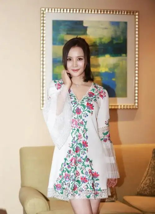 大陶虹身穿白色刺绣短裙亮相 美腿短发造型惊艳全场_陶红