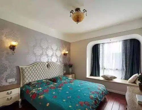 主卧整个吊顶做了一层石膏板走边,把吊顶的层次区分开来.