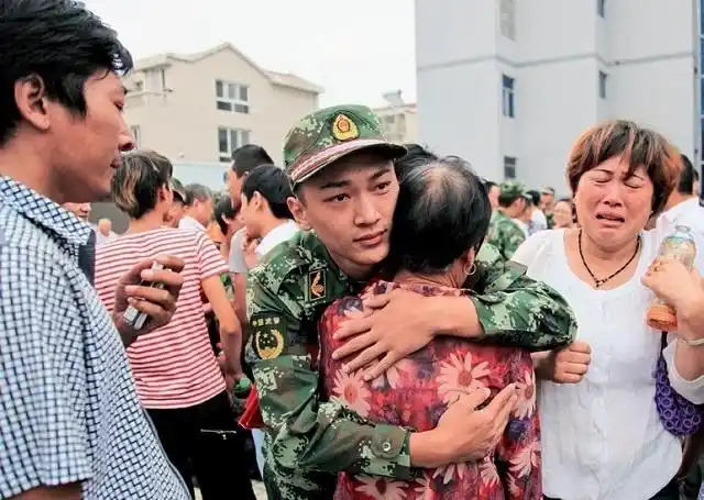 镜头下:新兵入伍与亲人离别瞬间,太多的牵挂,期盼,不舍!