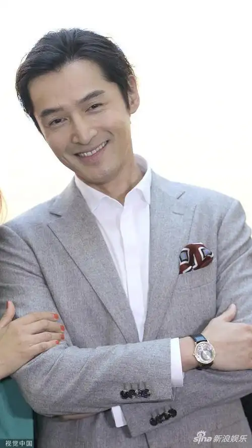 日前,胡歌出席某活动,梳着三七分发型,身穿灰色西装口袋中装着方巾