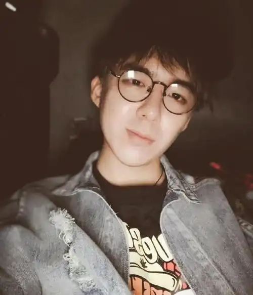 刘宇宁早年青涩照曝光,发型杀马特,网友:长相神似俞灏明