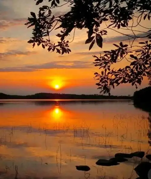 当夕阳西下,余晖洒落在大地之上时,晚霞的倒影在如镜般的湖面上展现出