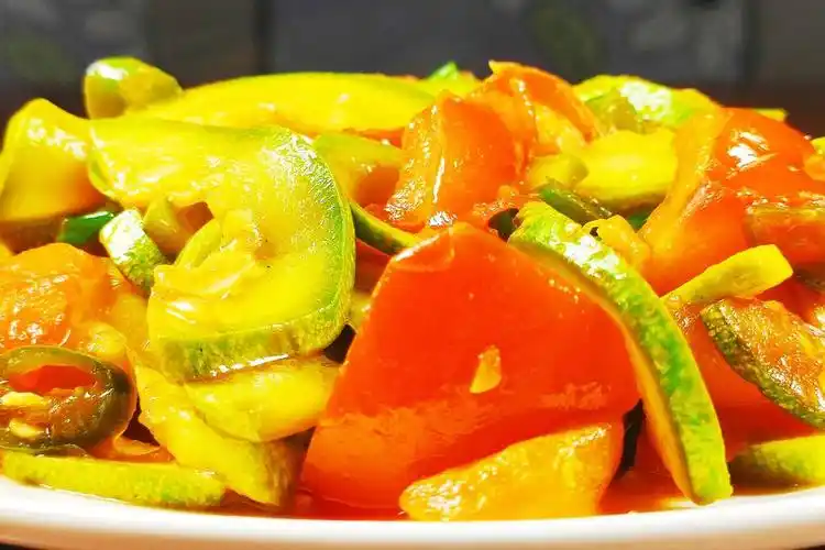 教你西红柿炒西葫芦鲜爽开胃营养下饭几分钟就能搞定