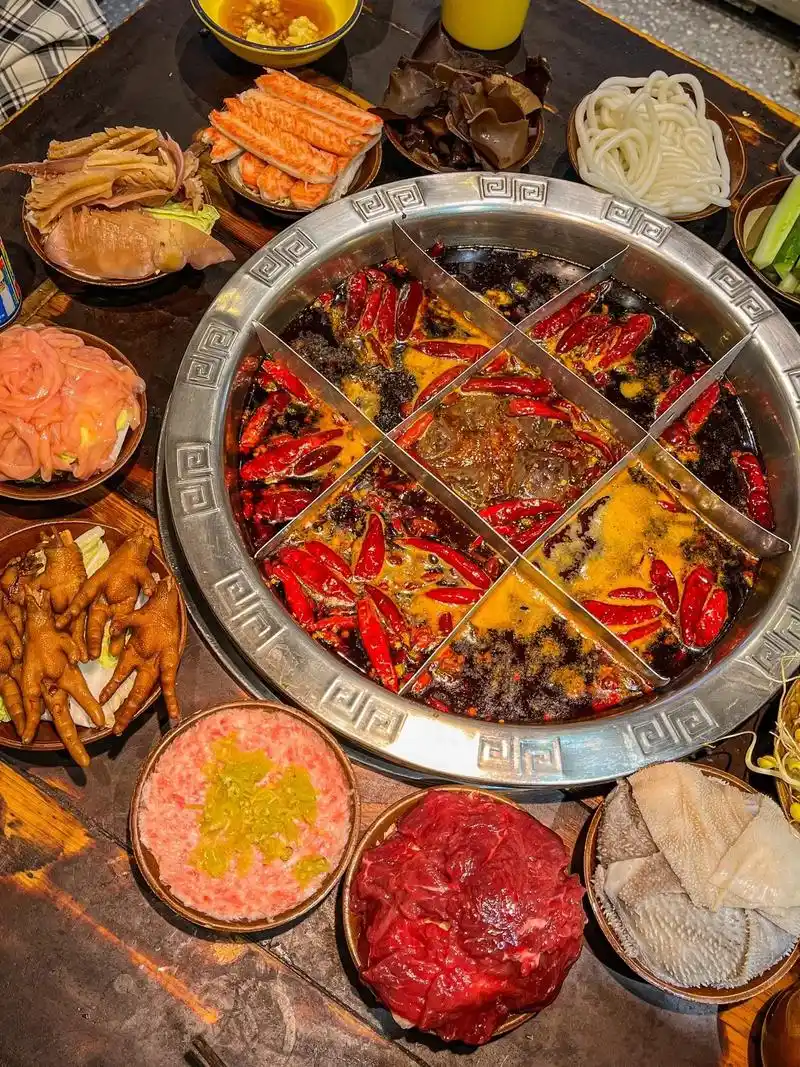 排队都要吃的97重庆老字号火锅,绝绝子.人均40吃到饱,味道 - 抖音
