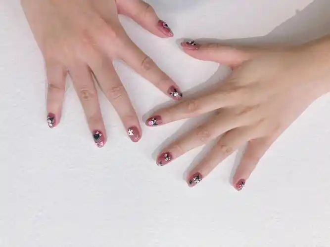 给喜欢库洛米的好姐妹做了贴纸款的美甲～kuromi贴纸太可爱啦!