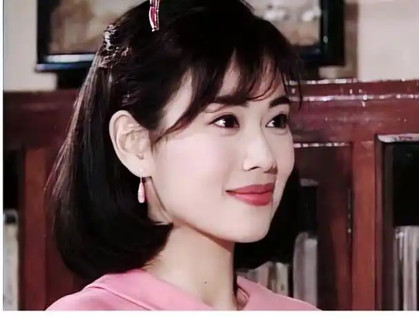 回顾一下昔日tvb一姐陈松伶的风采,如今这位优雅女星已步入52岁,时光