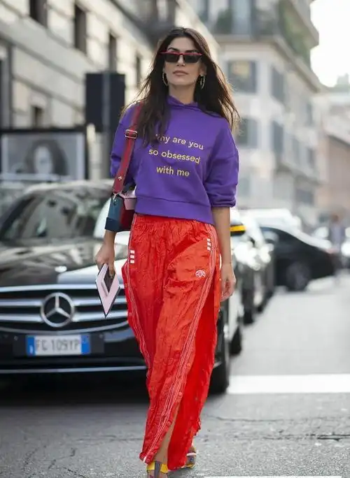 48岁陶虹越活越精致红色配蓝色大胆撞色意外穿得时髦又减龄