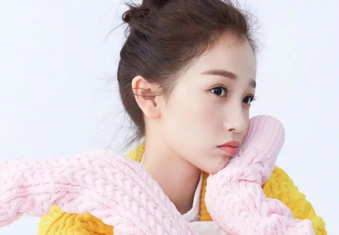 虞书欣在《青春有你2》中以火辣穿搭和舞蹈实力征服观众,细腰曲线展现