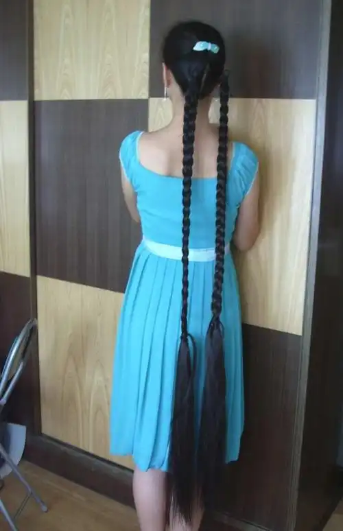 姑娘漂亮的双辫