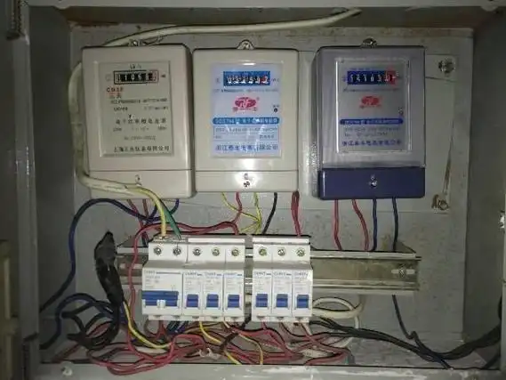 我家电表下被私自接了两根电线,找物业协商,反而怀疑我"偷电"