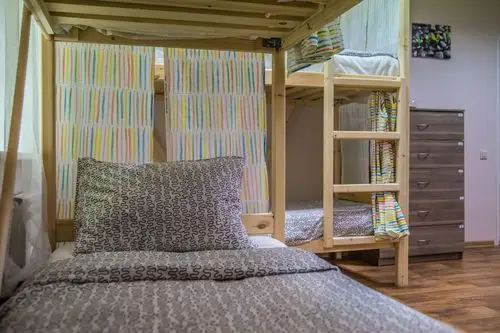 10床男生宿舍 (10 bed male dormitory room )