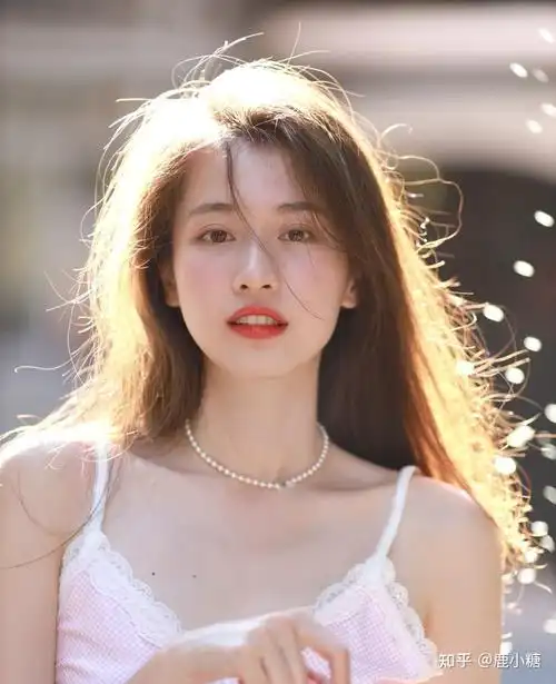 一个笑容,整体气质就上去了在炎热的夏天,一个治愈的微笑比任何雪糕和