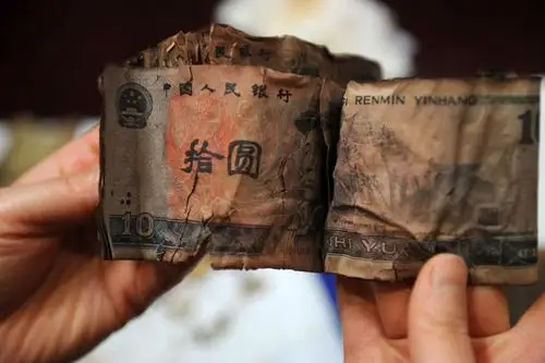 河南马老汉挖坑埋藏8万元 13年后取出八万纸币埋地下已烂透(4)