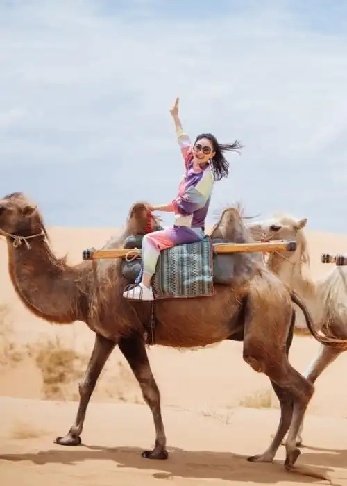 妻子们的沙漠大片来了骑骆驼感受大漠风光造型美艳太养眼