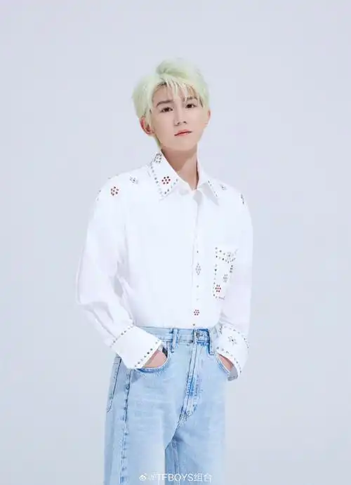 王源亮钻白衬衫#王源亮钻白衬衫造型写真双手插兜,绿色头发好帅 !!