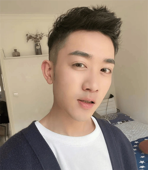 流行的男生短发推荐,帅气时髦的前刺发型,简单自然又大气