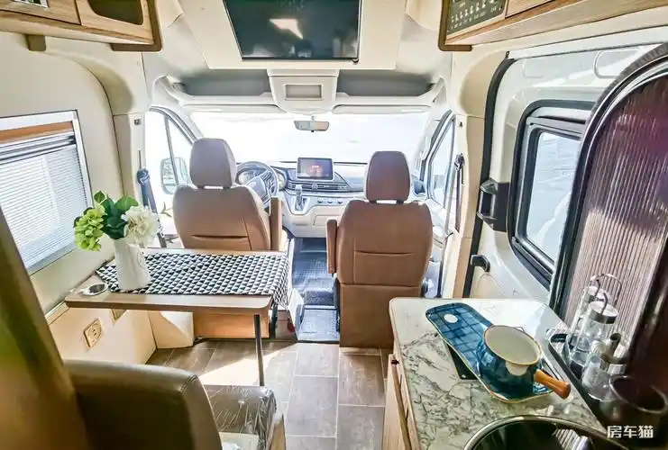 拓锐斯特大通v90b型房车驾驶室图片