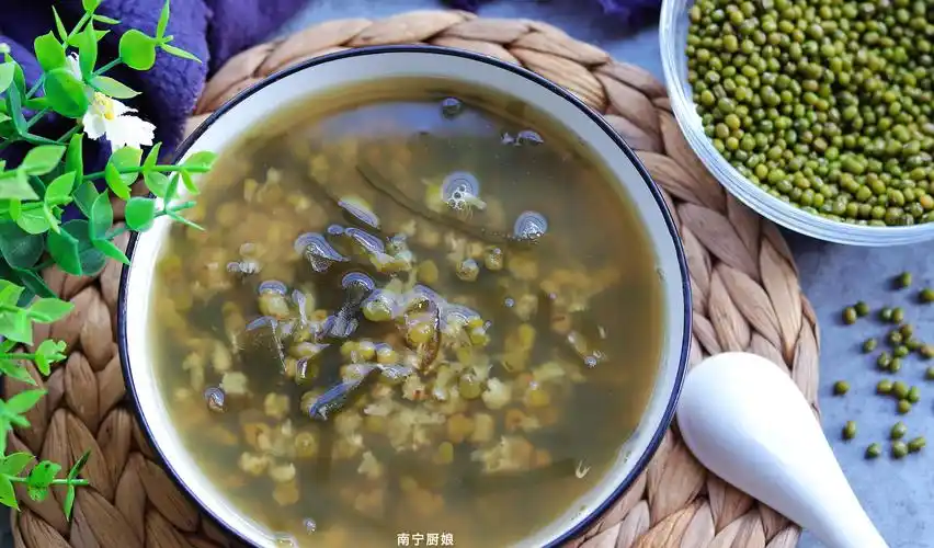 立秋后,给家人煮一锅绿豆海带汤,清热降火,眼睛不干喉咙不痒_东方养生