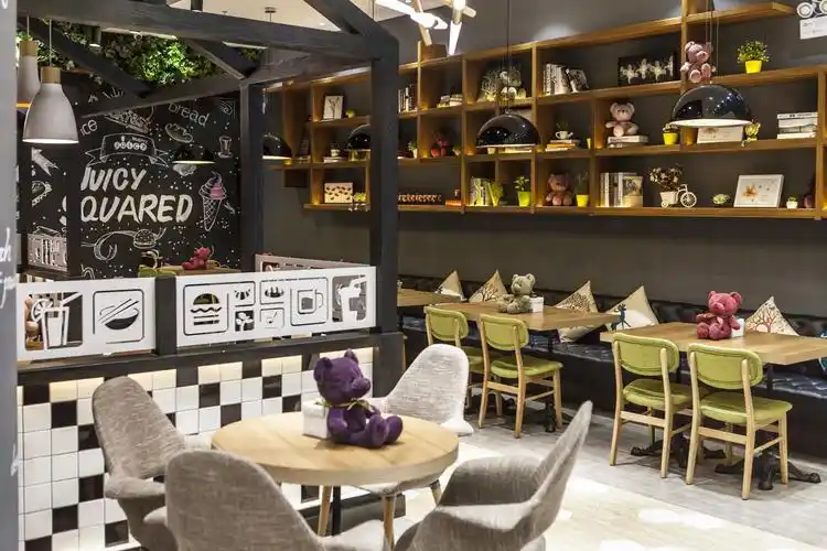 灯光设计蛋糕店的灯光主要以暖色系为主,给人一种温暖,开胃的消费场景