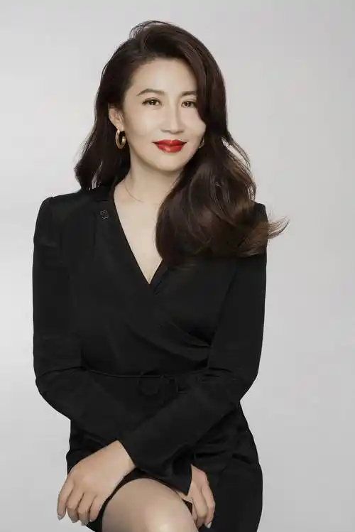 陈炜红唇写真高级感十足 《好好说话》"有秘密的母亲"引热议