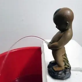 陶瓷尿尿装饰撒尿景观假山循环流水盆鱼缸摆件吸水石盆景小孩童子