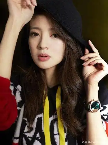 安以轩产后首晒旅行照,半露香肩坐马路中显惬意,气质清新似少女