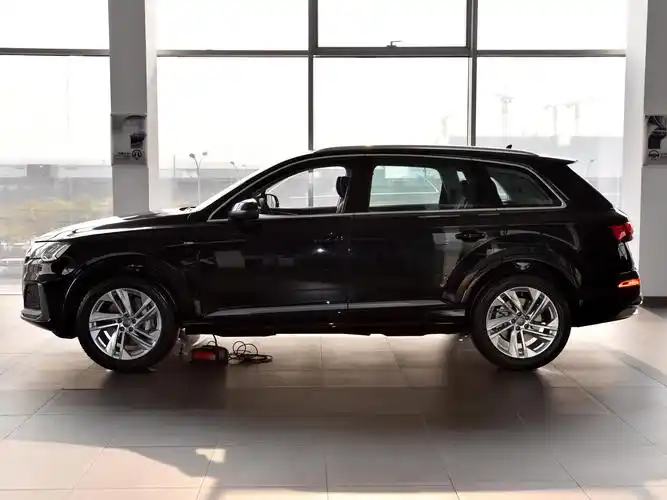 老牌进口豪华suv,车身看着更长,7座 四驱,带你看奥迪q7