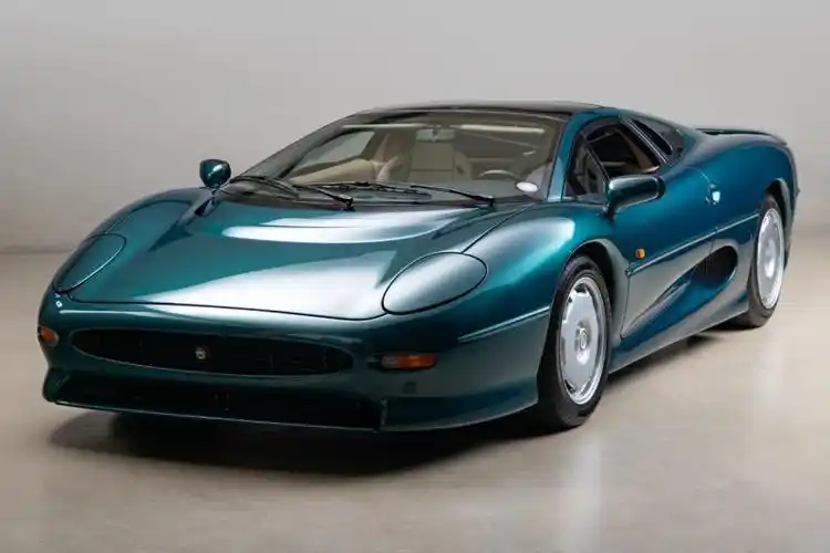 捷豹xj220诞生于上世纪90年代,它是具有传奇色彩的超级跑车,这款车的