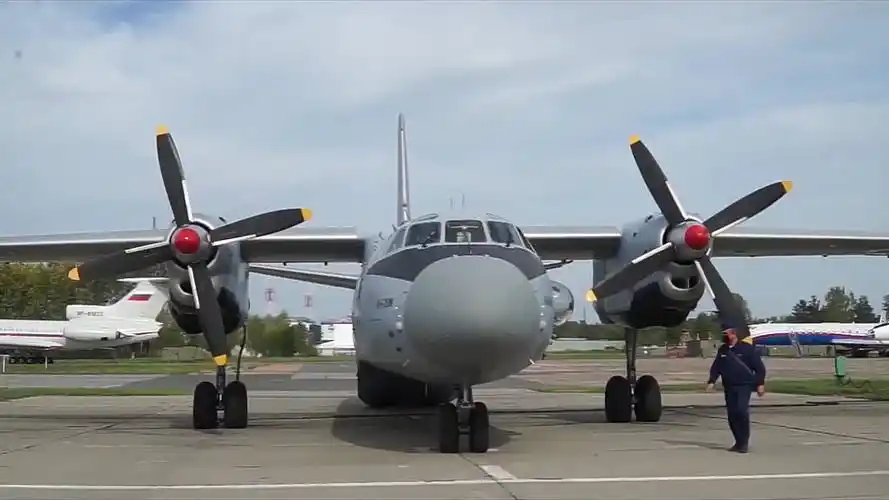 实拍安-26运输机起飞降落视频!