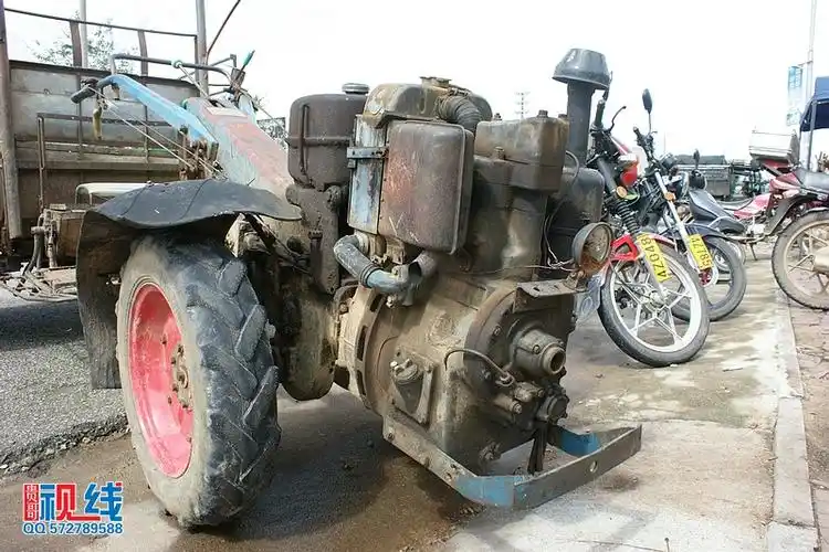 古董手扶拖拉机   依然在国道上奔驰(周宗贵 摄影) (2).jpg