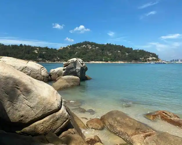 东门屿,也叫塔屿,是一个近似"土"字形的岛屿.