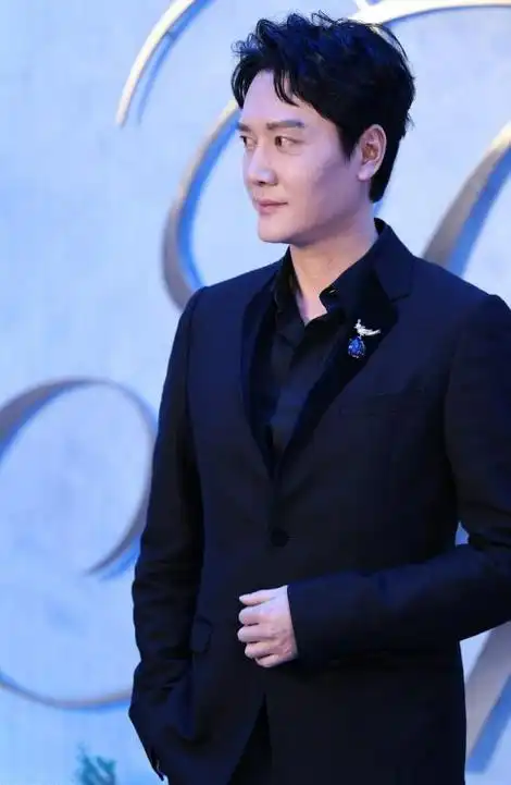 冯绍峰亮相上海时尚简约搭配展现帅气有型