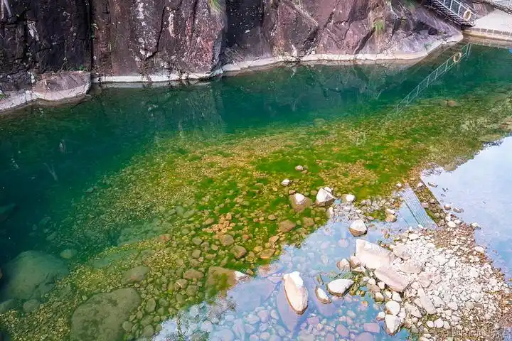 "一路沿着步道走,身边的溪水清澈见底,为了丰富景区的好玩程度