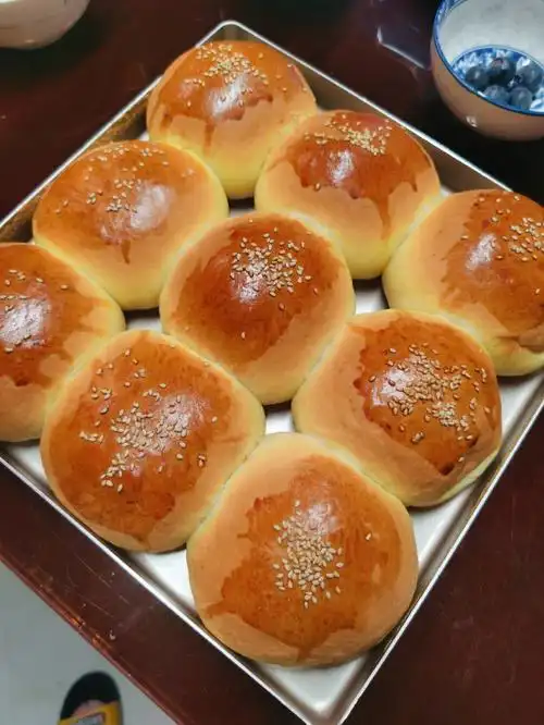 会儿的馒头不送蒸笼而送烤箱里比起海绵蛋糕来,面包成功率也是很高了