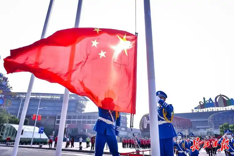 五星红旗迎风飘扬武汉各行业代表歌唱祖国图集