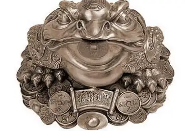 三脚蟾蜍的放置风水学三足金蟾有二种,这种是口含有着铜币的,铜币用手