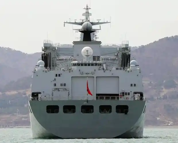 901型补给舰标准证件照,犹如海上城堡,怪不得能喂饱航母战斗群