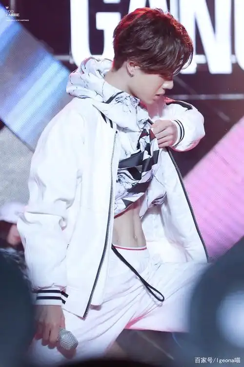 王一博的腹肌也是一个致命吸引点,懂吗,经常猝不及防的营业中?