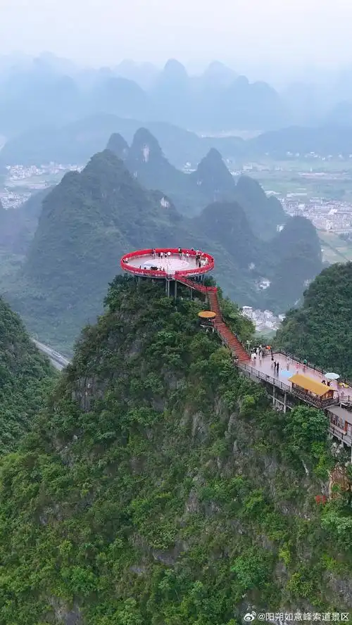 在如意峰,望得见山,看得见水,赏得了田园镜天,玩的了山林野趣.