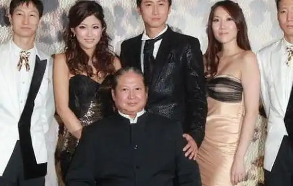 洪金宝前妻为他守身至今,3儿1女都是业界精英,网友:人生赢家!