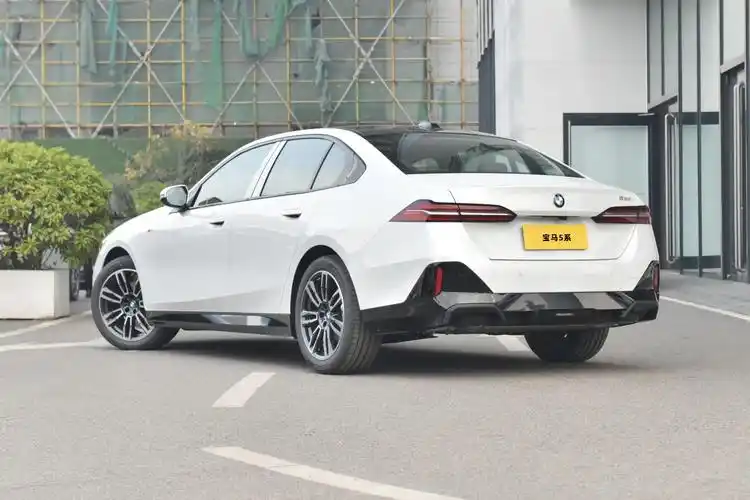 全新宝马5系标轴版国内上市,增加48v轻混系统,售价43.99万元